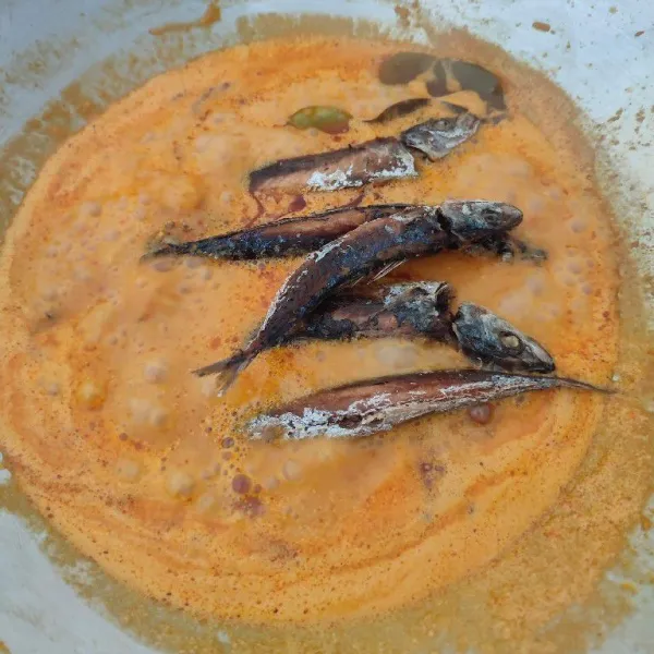 Setelah bumbu dirasa pas, masukkan ikan pindang yang sudah digoreng. Masak sampai bumbu meresap.