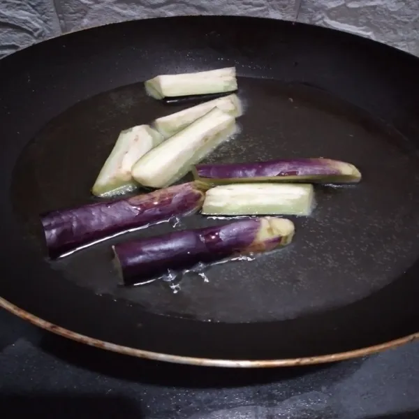 Goreng terong hingga warnanya berubah mengkilat, tiriskan