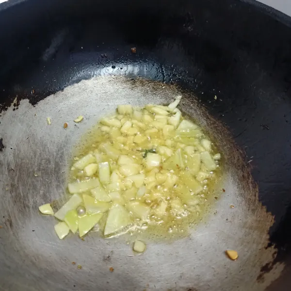 Tumis bawang putih dan bawang bombay sampai harum