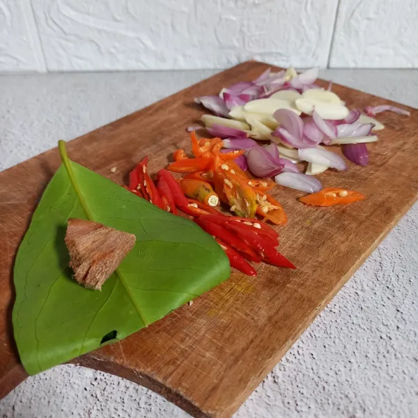 Siapkan bumbu iris dan memarkan lengkuas.