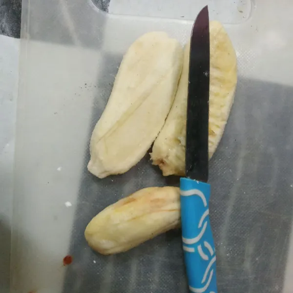 Kupas pisang, lalu pipihkan sedikit dengan pisau.