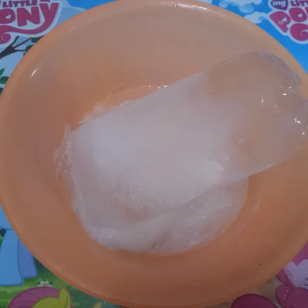 Siapkan wadah berisi es batu. 
Tuang 1 sendok demi 1 sendok sampai puding habis.