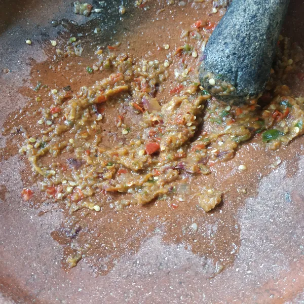 Ulek sampai halus bawang merah, bawang putih, terasi dan cabai rawit.