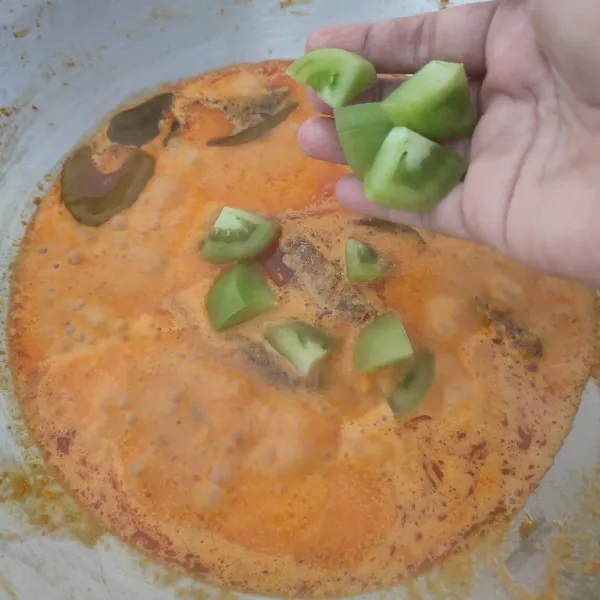 Tambahkan irisan tomat hijau, masak sampai layu. Sajikan dengan nasi hangat.