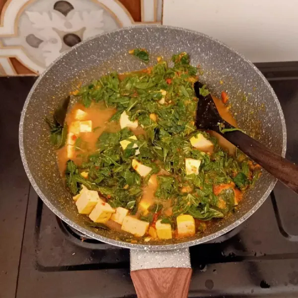 Kemudian masukkan daun singkong yang sudah diiris dan tahu.