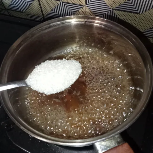 Setelah mendidih masukkan gula pasir dan garam, aduk-aduk hingga larut.