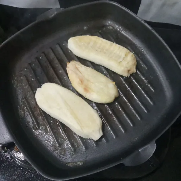 Bakar pisang di atas grill pan yang sudah di olesi margarin.