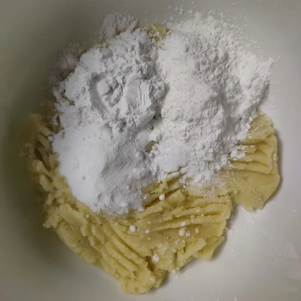 Masukkan tepung tapioka, tepung maizena, gula halus, baking powder, dan garam, lalu aduk rata.