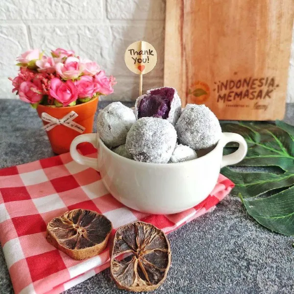 Biarkan agak dingin lalu taburi dengan gula bubuk.
Sajikan di atas piring saji.