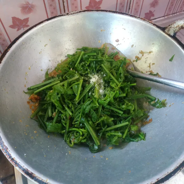 Setelah bumbu matang, tambahkan air secukupnya, masukkan pakis dan bumbui dengan garam, gula dan kaldu bubuk tutup dan ungkep sampai pakis empuk dan matang.