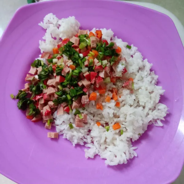 Masukkan wortel, sosis, seledri, daun bawang. 
Bumbui garam dan lada bubuk.