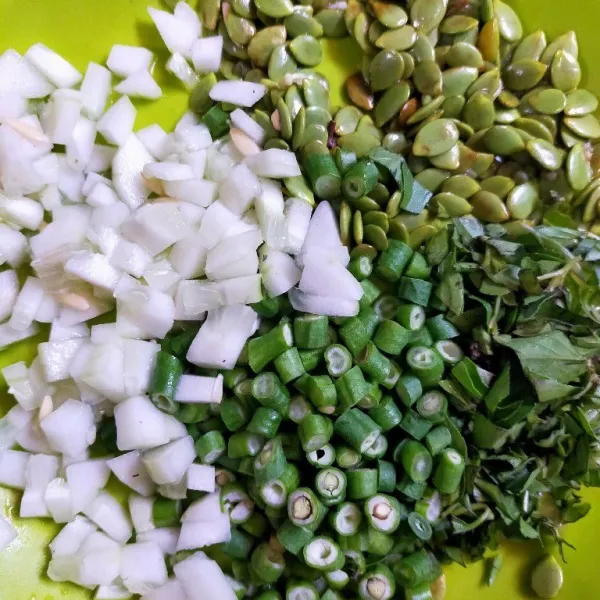Siapkan semua sayurannya, jangan lupa cuci bersih, kemudian potong kecil-kecil untuk kacang panjangnya, potong dadu untuk timunnya, serta rajang halus untuk daun kemanginya.