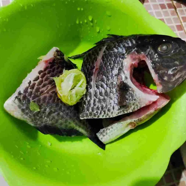 Bersihkan ikan lalu lumuri dg jeruk nipis diamkan selama 2-3menit lalu cuci bersih kembali