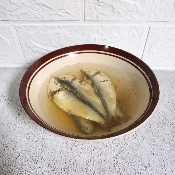 Rendam gereh dengan air panas supaya rasa asin berkurang.