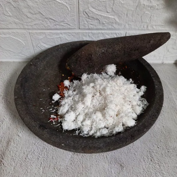 Masukkan kelapa parut. 
Aduk bersama bumbu.