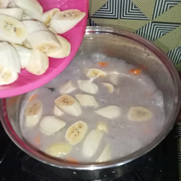Setelah ubi mulai empuk, masukkan pisang dan aduk rata.