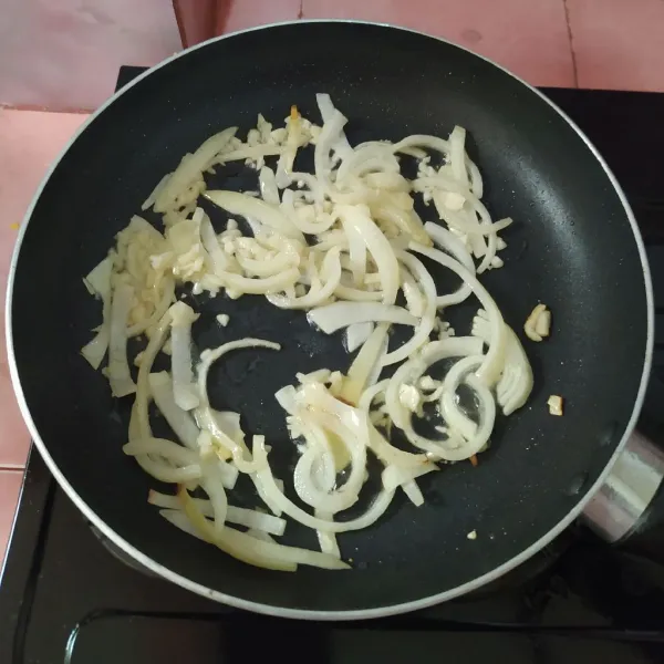 Membuat saus : panaskan minyak, lalu tumis bawang bombay hingga layu. 
Masukkan bawang putih, aduk rata.