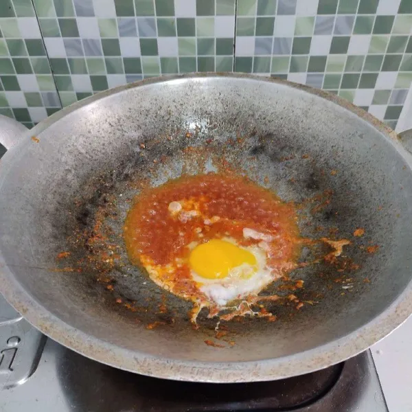Masukkan telur, buat orak-arik.