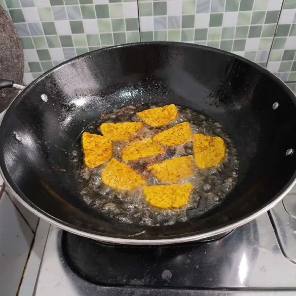 Panaskan minyak goreng, goreng tempe hingga golden brown atau sesuai tingkat kematangan yang diingankan, kemudian angkat dan tiriskan minyaknya.