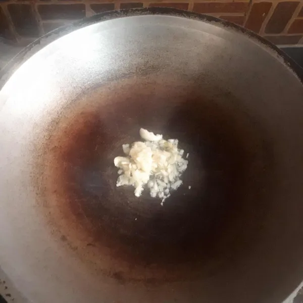 Tumis bawang putih dengan minyak yang sangat sedikit hingga harum.