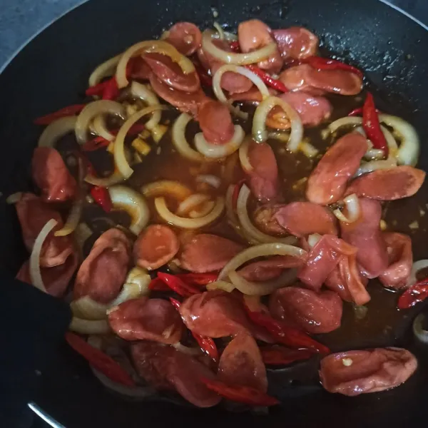 Tunggu hingga bawang bombay layu, matikan kompor. Sajikan.
