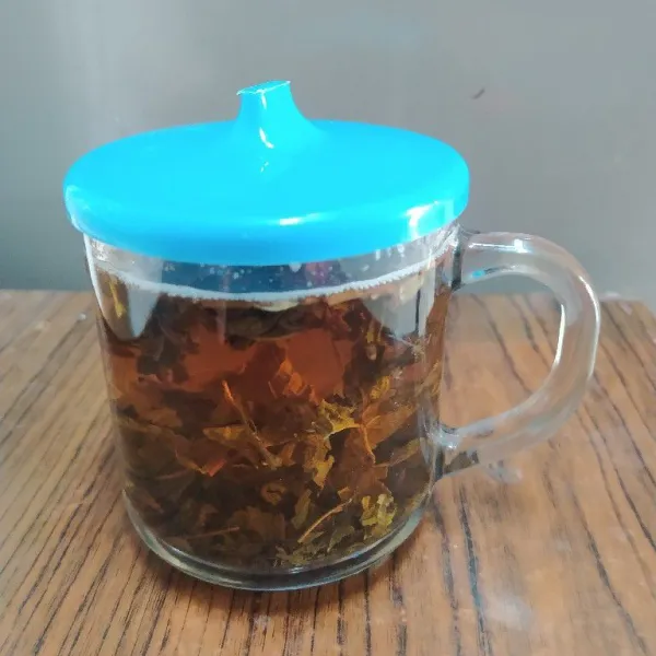 Seduh teh dan daun mint dengan air mendidih, tutup dan biarkan hingga suhu ruang.