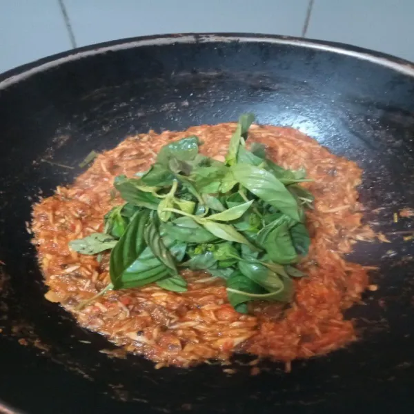 Terakhir masukkan daun kemangi. Masak hingga layu. Matikan api dan sisihka