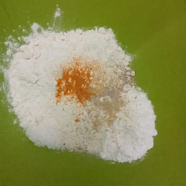 Campur semua bahan bubuk.