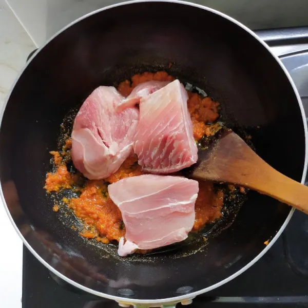 Kemudian masukkan ikan cucut.