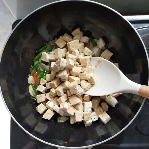 Masukkan potongan tempe.