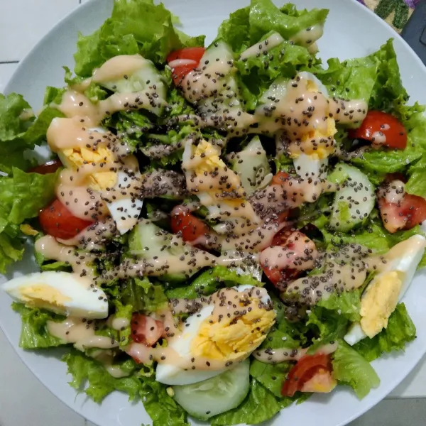 Siram atasnya dengan thousand island dan taburan chiaseed lalu sajikan.