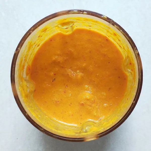 Siapkan semua bahan bumbu halus, lalu haluskan dengan blender.