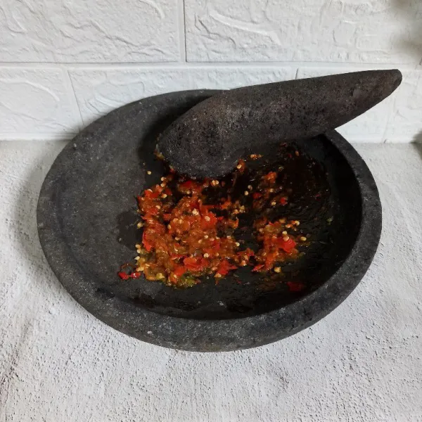 Ulek semua bumbu.