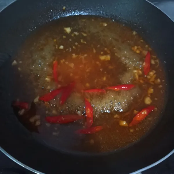 Beri air, lalu masukkan saos tomat, saos sambal, saos tiram, gula dan garam. Tes rasanya.
