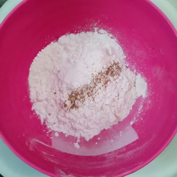 Campur tepung tapioka, garam, lada bubuk dan kaldu bubuk lalu aduk rata.