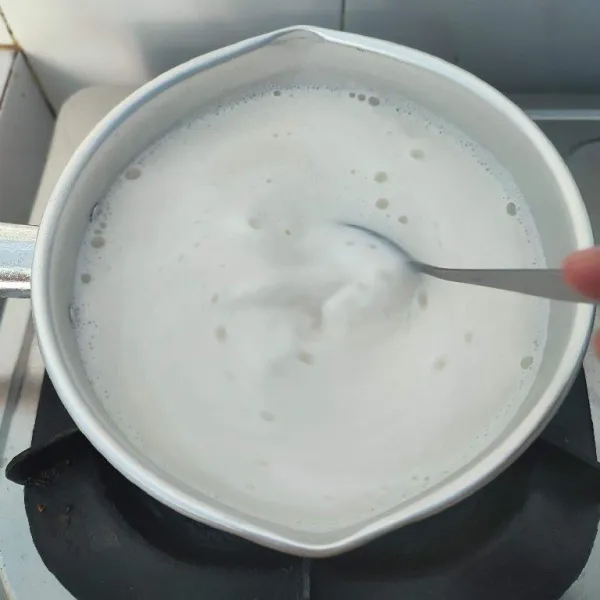 Masukkan semua puding susu ke dalam panci (kecuali gula dan garam). Masak sambil diaduk dengan api kecil. Ketika mulai mendidih, tambahkan gula dan garam. Lalu cicipi rasanya.