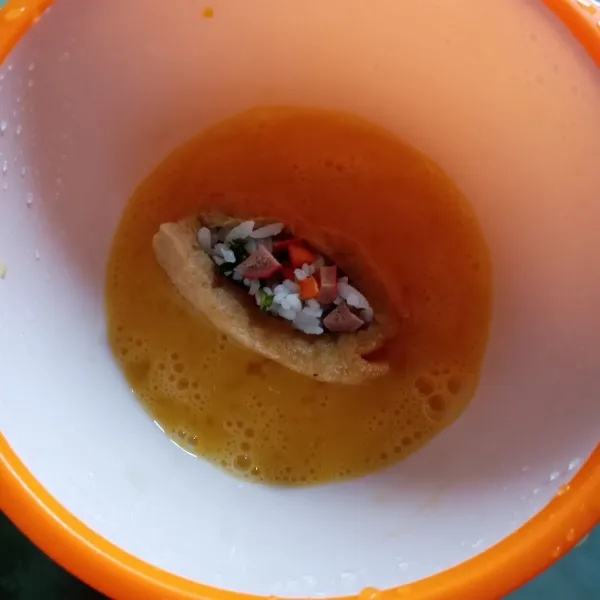 Celupkan ke dalam telur kocok.