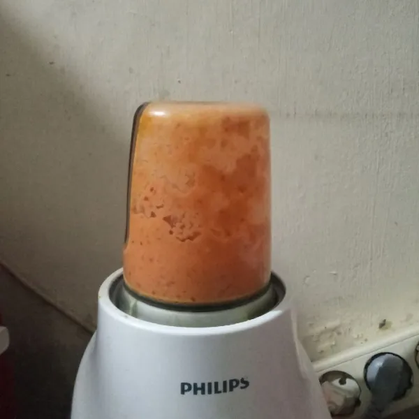 Blender semua bahan bumbu halus.