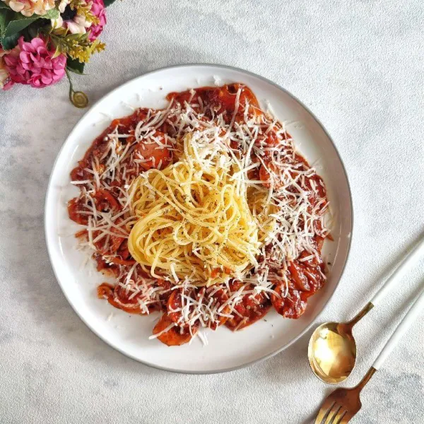 Penyajian : Tata spaghetti di atas piring saji, kemudian beri saos bolognese dan keju parut, kemudian sajikan.
