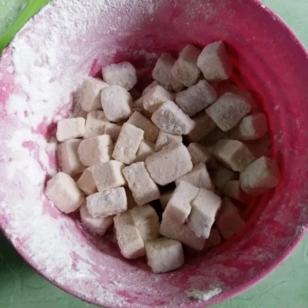 Masukkan tahu dan kocok-kocok hingga tercampur rata.