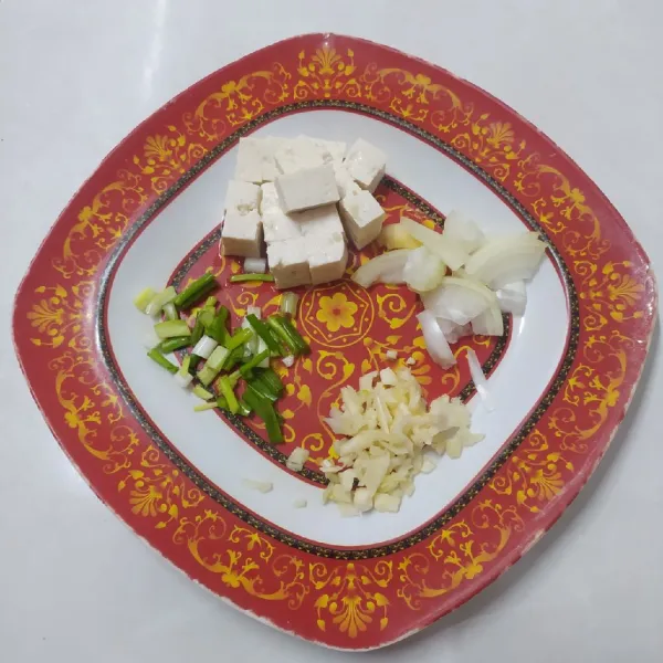 Siapkan bahan terlebih dahulu.