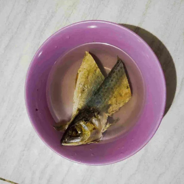 Rendam ikan peda dengan air hangat selama 20 menit (untuk mengurangi rasa asinnya).