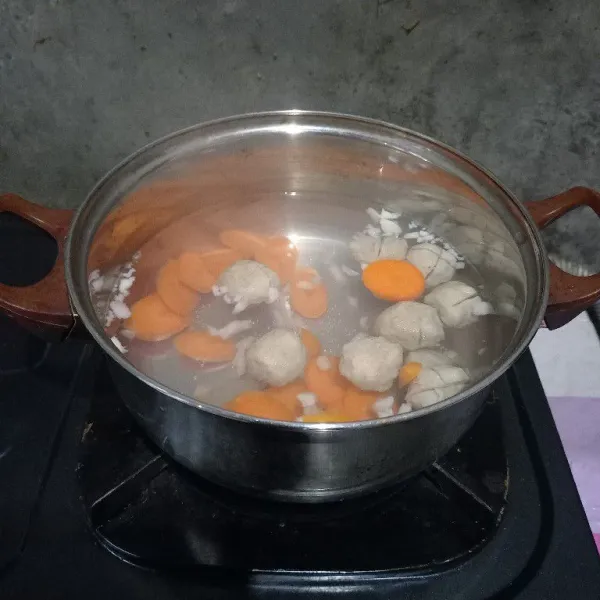 Masukkan wortel, bakso dan jahe. 
Rebus sampai wortel setengah matang.