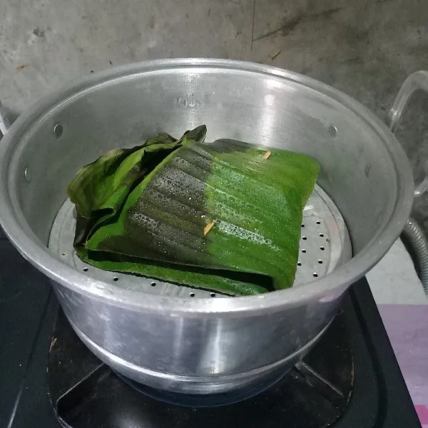 Bungkus dan sematkan dengan lidi. 
Kukus selama 15 menit.