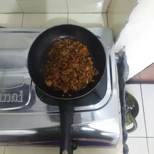 Tambahkan saus tiram, kecap manis, minyak wijen dan air lalu aduk rata.