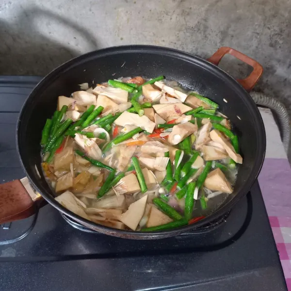 Masukkan tewel, kacang panjang dan air.