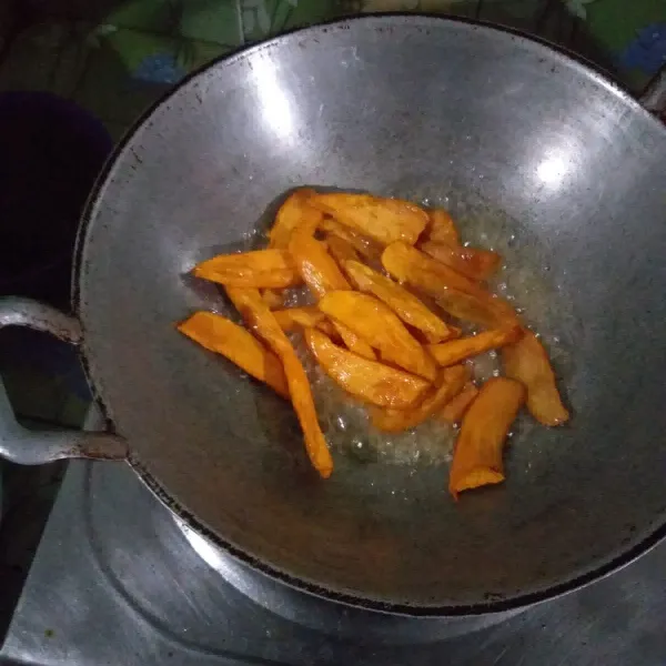 Masukan ubi aduk rata hingga ubi terselimuti gula karamel angkat sajikan.
