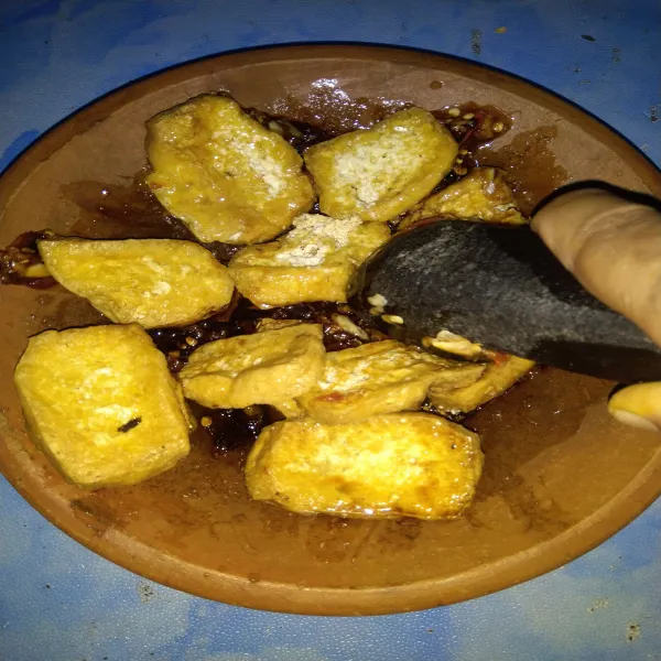 Masukkan tahu, kemudian penyet penyet diatas sambal. Siap disajikan