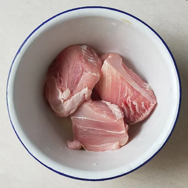 Cuci bersih ikan cucut lalu beri perasan air jeruk nipis.