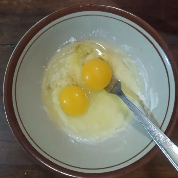 Campur tepung terigu dengan air secukupnya lalu masukkan telur, garam, kaldu bubuk dan lada. 
Kocok hingga rata.